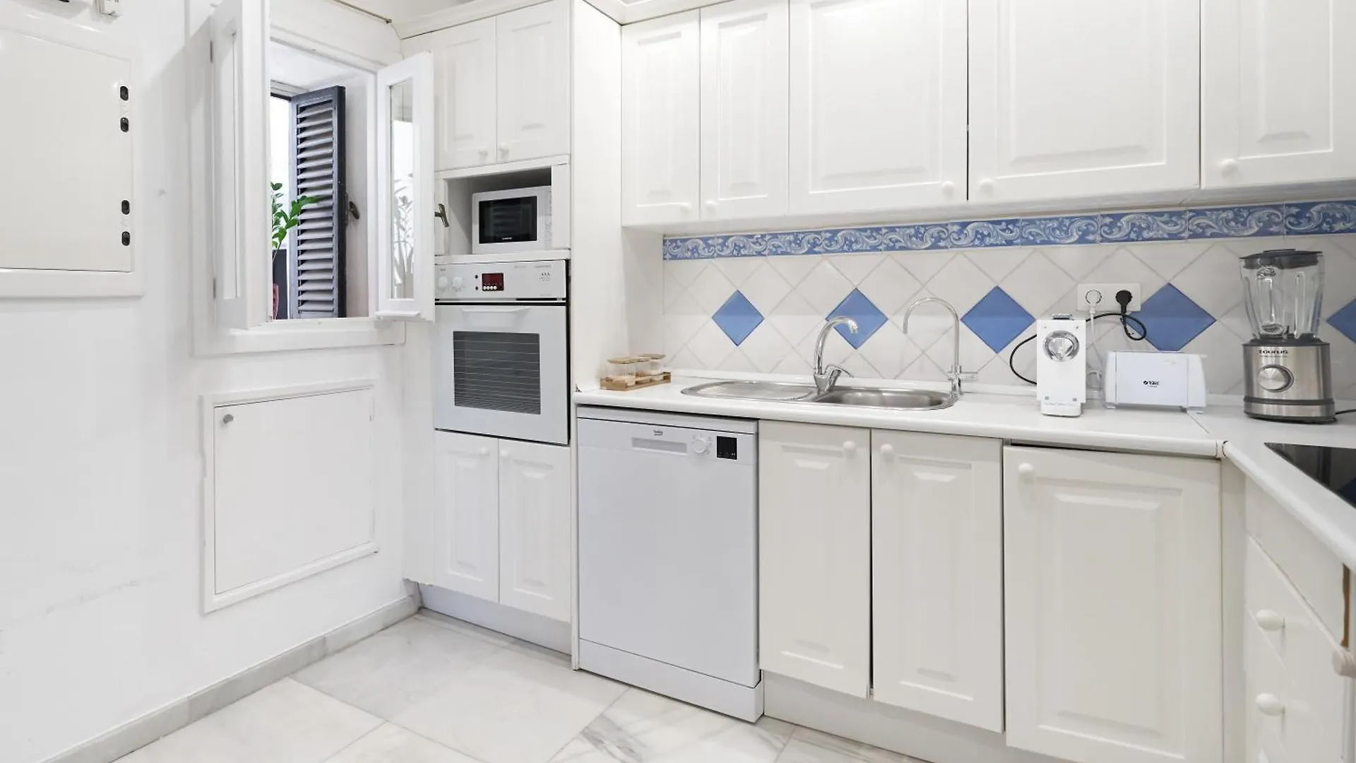 Luxury 4 Bed Flat - Beachfront In Puerto Banus Marbella Homestay
